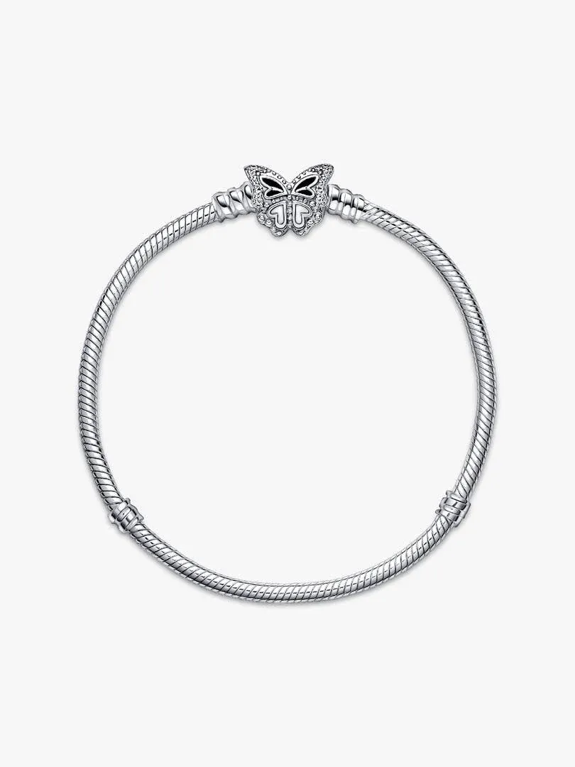 Vista superior de la pulsera de cadena sobre fondo blanco, destacando el cierre con forma de mariposa.