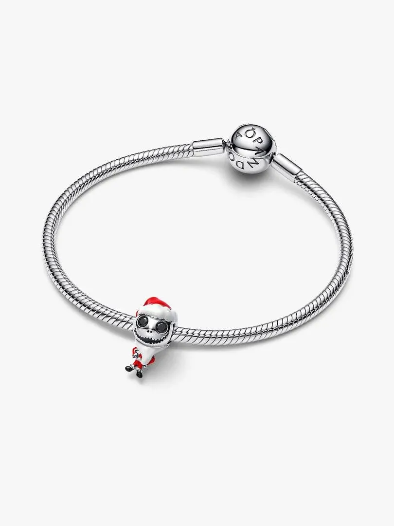 Pulsera de plata con charm de Jack Skellington, vista frontal en ángulo sobre fondo blanco.