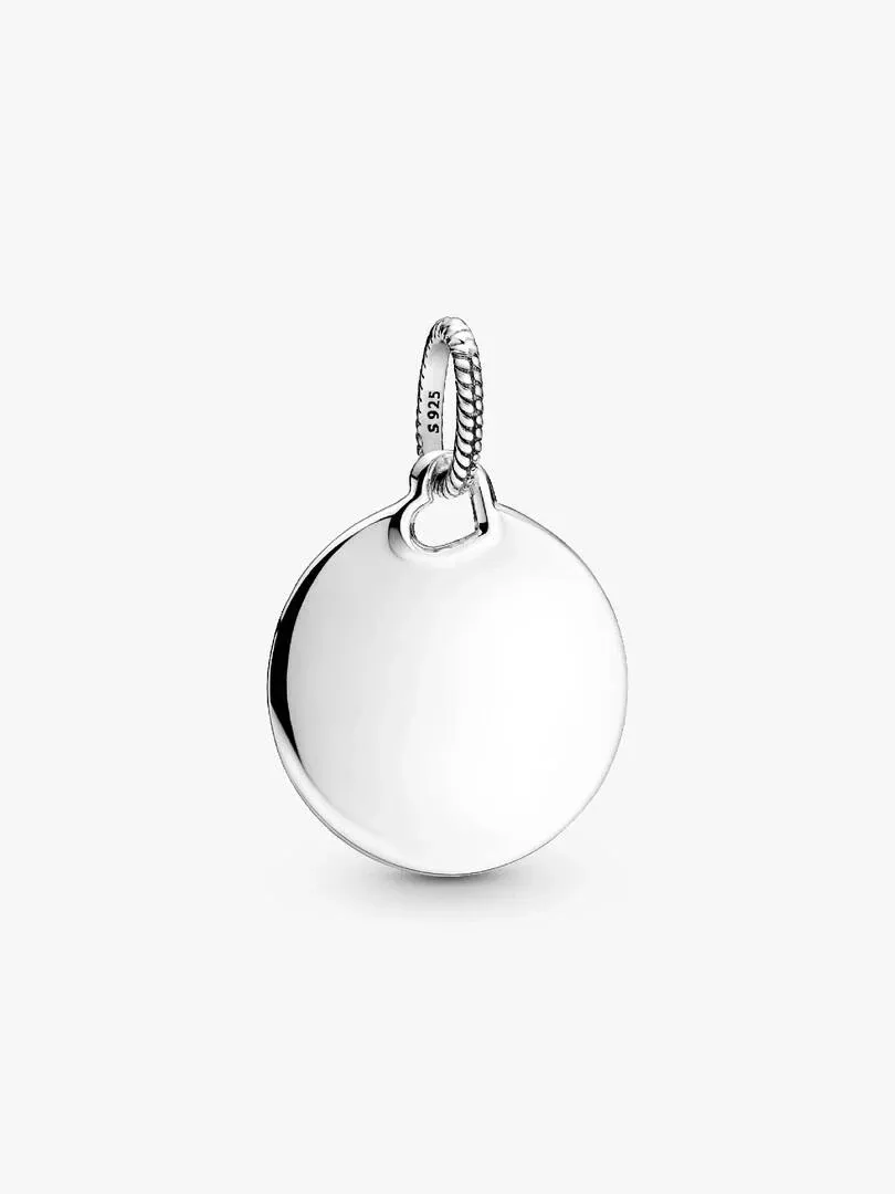 Pendentif rond en argent vue de face sur fond blanc, avec détail de la bélière torsadée.