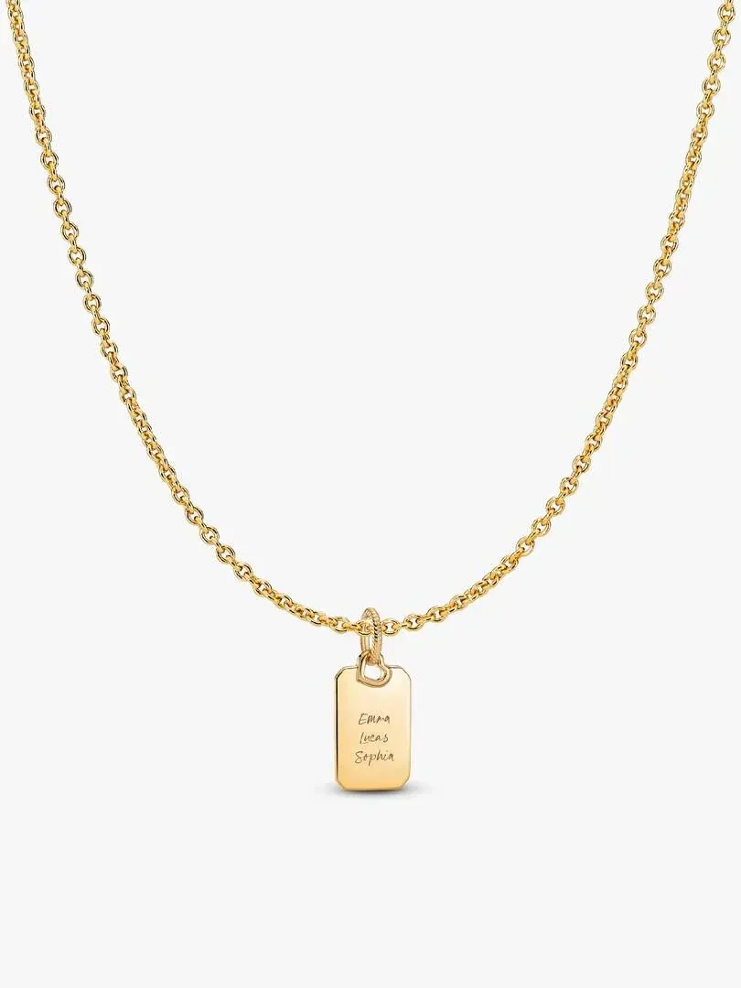 Collar con colgante rectangular grabado, vista frontal sobre fondo blanco neutro.