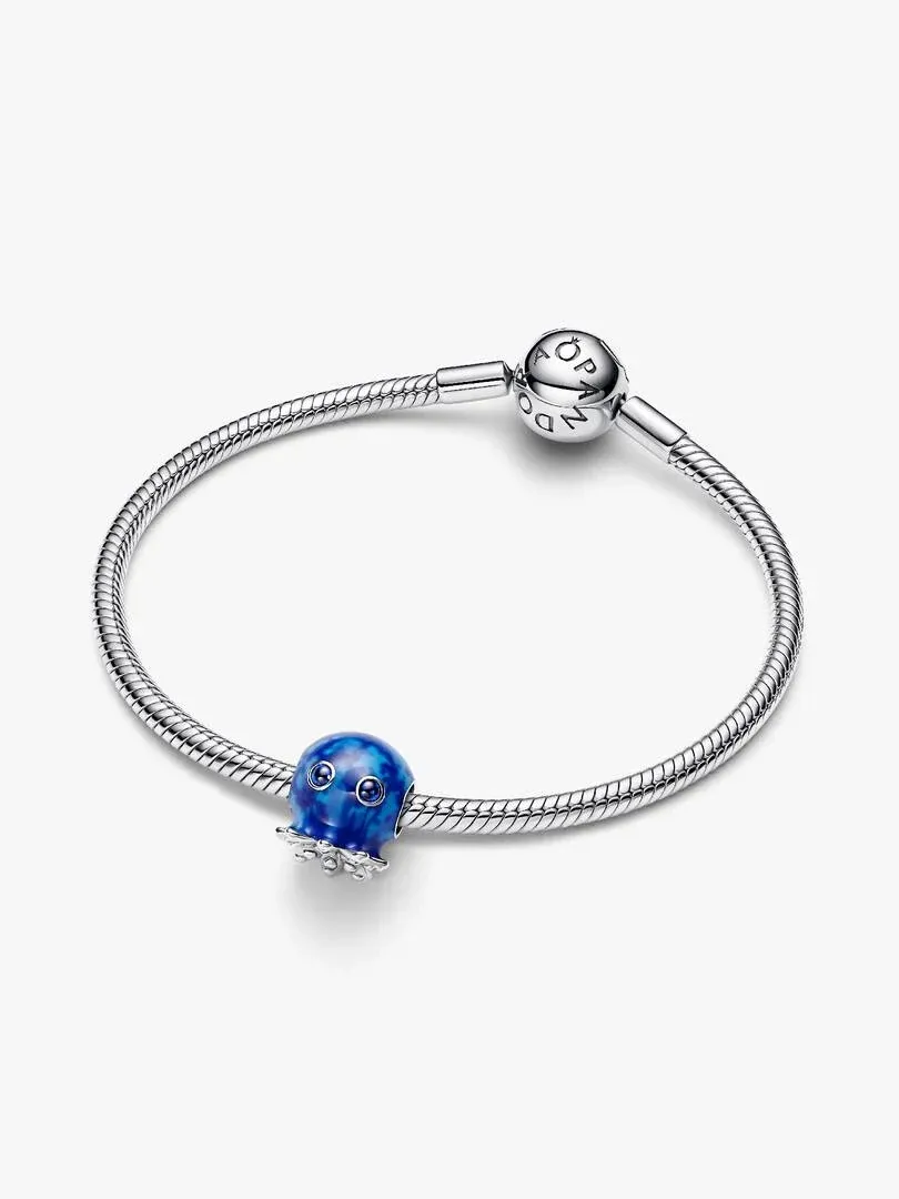 Charm poulpe bleu sur un bracelet en argent, vue de face inclinée, fond blanc.