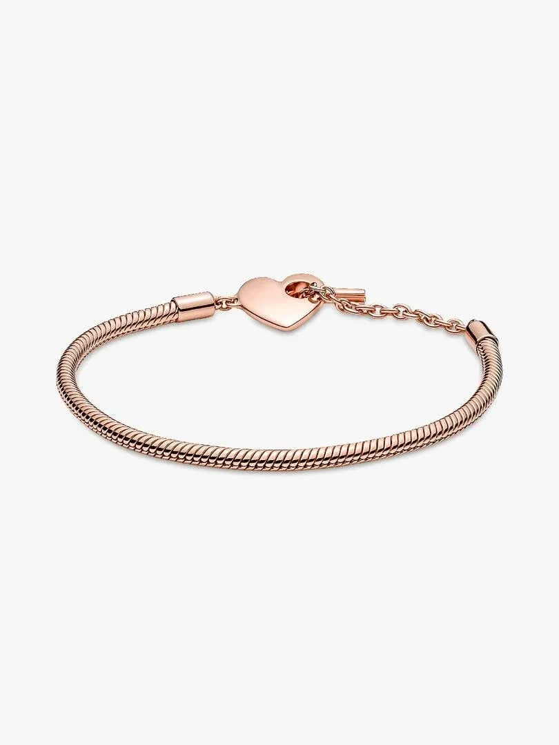 Vista frontal de la pulsera en forma de círculo sobre fondo blanco, destacando el cierre de corazón y barra en T.