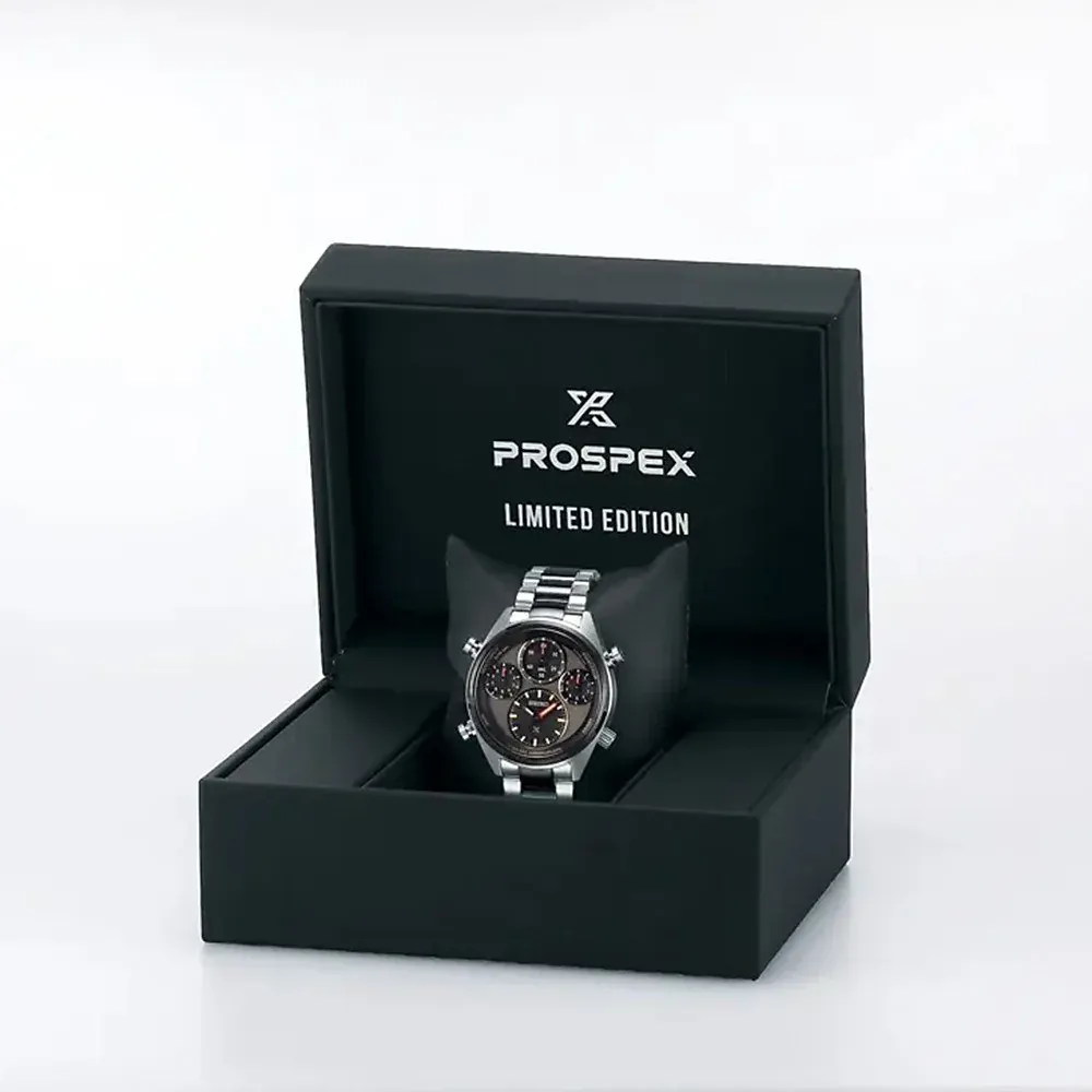 Reloj presentado dentro de su estuche negro abierto sobre fondo blanco, con el logotipo Prospex en la tapa.