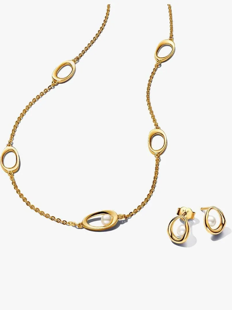 Set halsketting en parel oorbellen op een witte achtergrond, vooraanzicht.