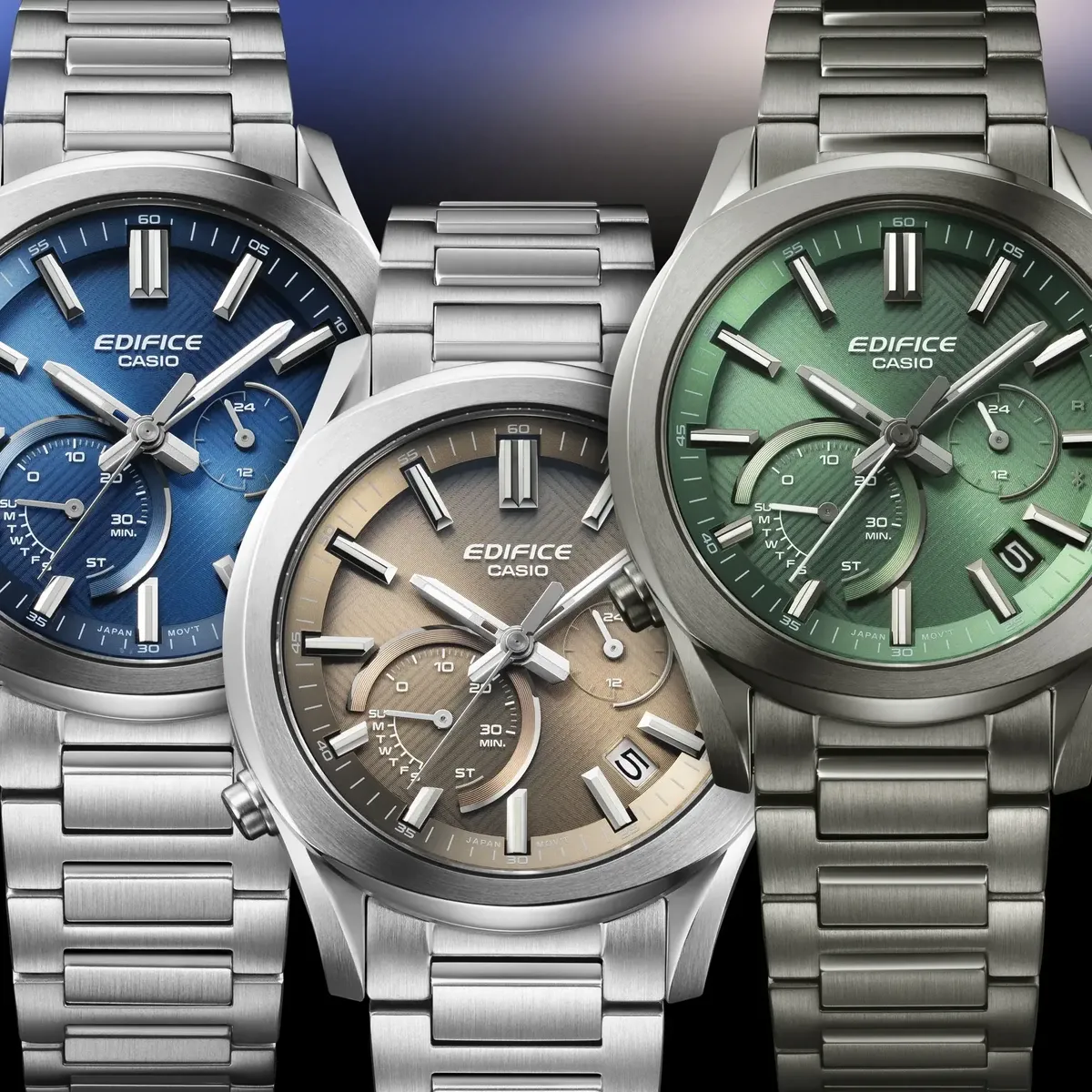 Composición de tres relojes con esferas en azul, marrón y verde, dispuestos en capas sobre fondo degradado.