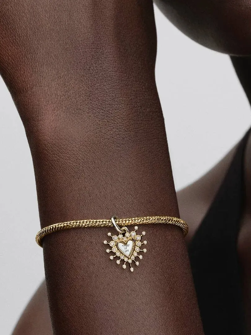 Close-up van de hart charm om een pols, zijaanzicht met wazige achtergrond.