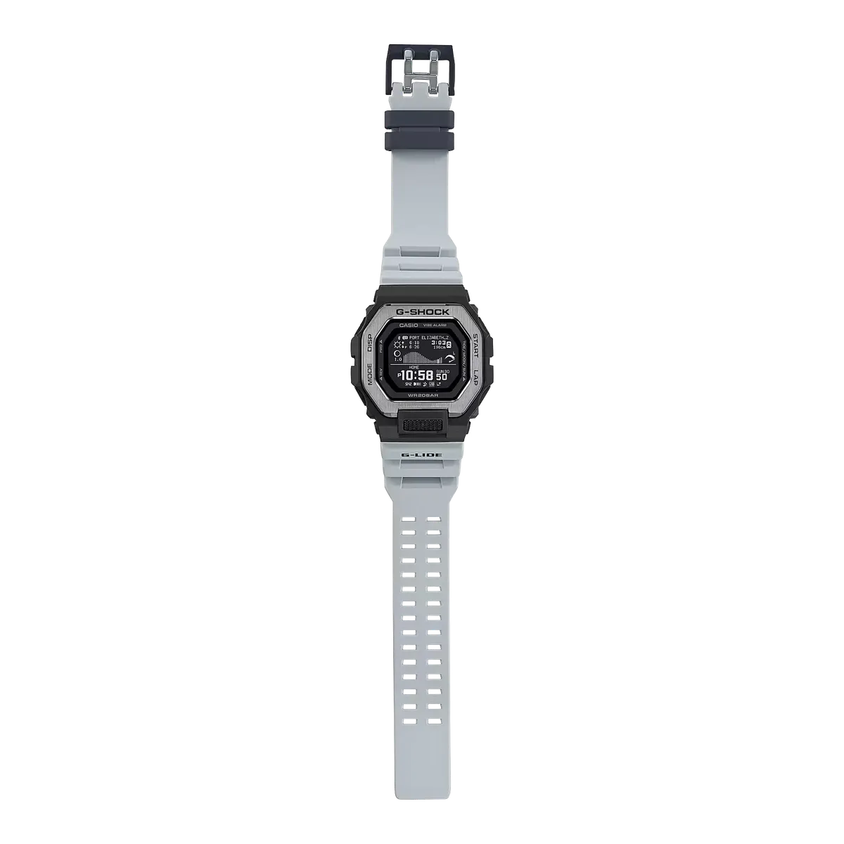 Vista frontal completa del reloj con correa extendida sobre fondo dividido en blanco y negro.