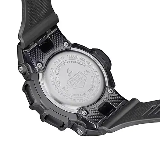 Primer plano de la tapa trasera metálica del reloj con grabados técnicos, fondo blanco.