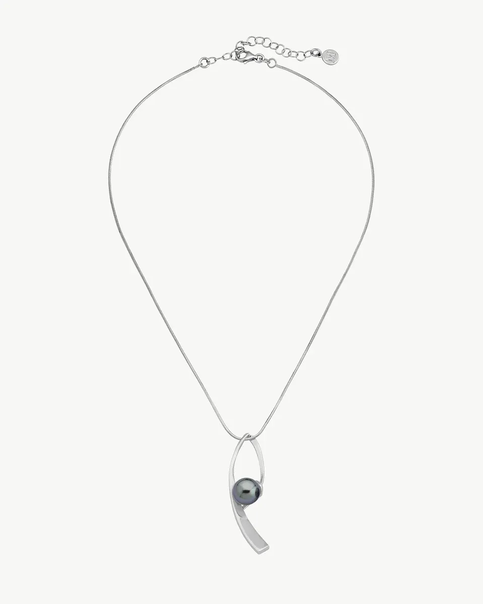 Collar con colgante de perla gris sobre fondo blanco, vista frontal completa y centrada.