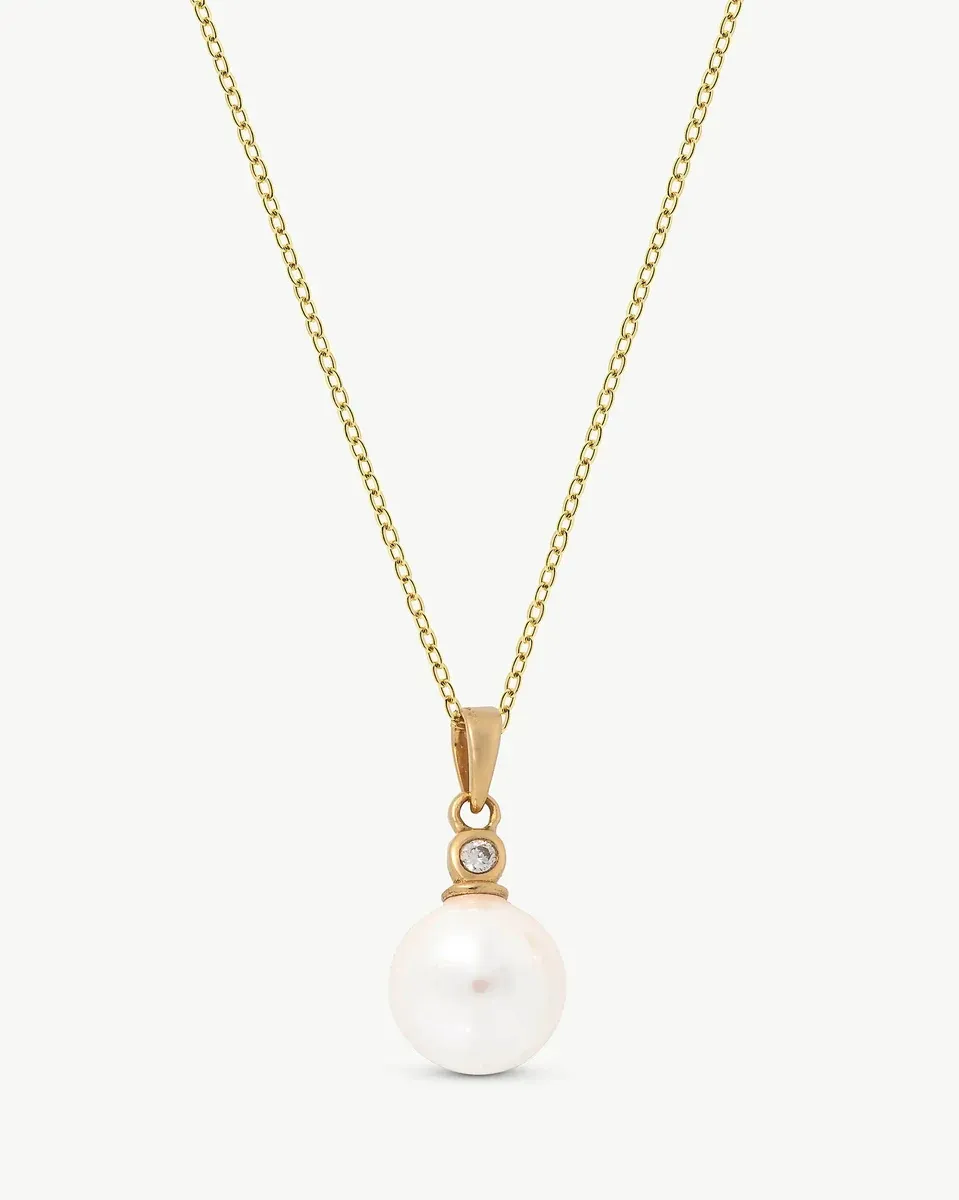Halskette mit Perlen- und Diamantanhänger, Frontansicht auf reinweißem Hintergrund.