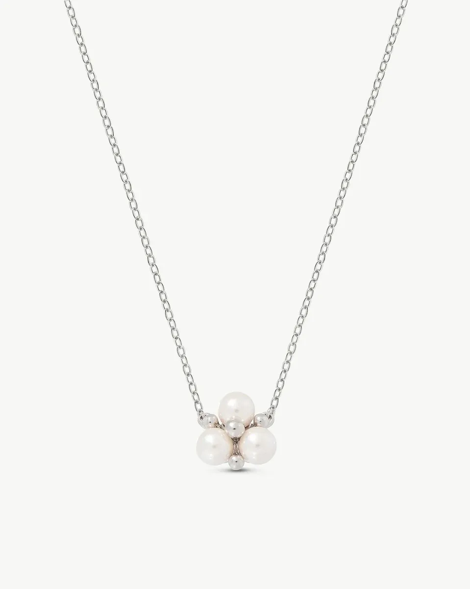 Collar de plata con tres perlas blancas, vista frontal sobre fondo blanco puro.