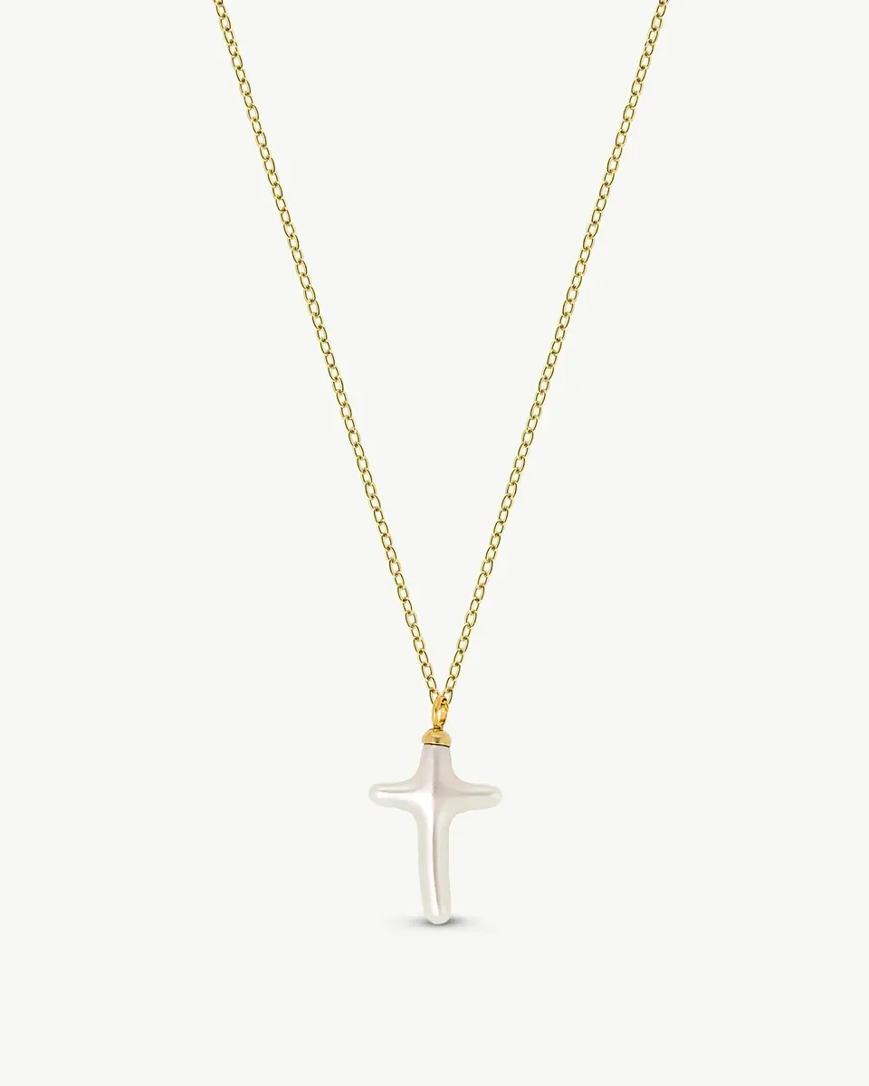 Vooraanzicht van de ketting met wit kruishanger en gouden ketting, witte achtergrond.