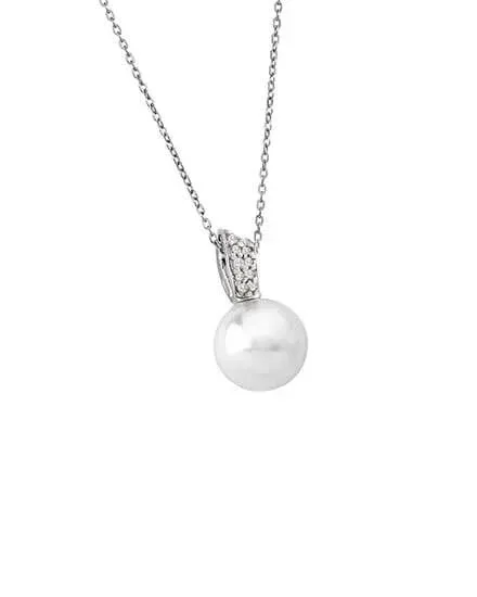 Colgante de perla blanca y circonitas sobre cadena de plata, vista frontal en ángulo, fondo blanco puro.