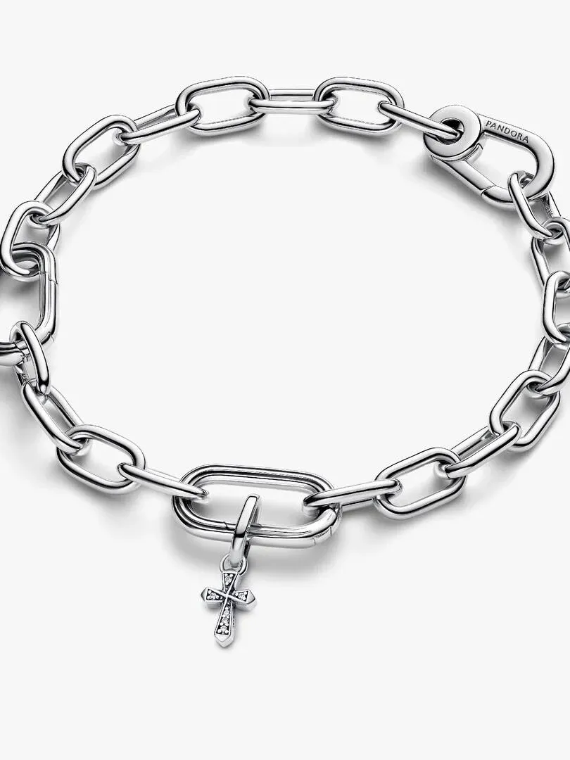 Silbernes Gliederarmband mit funkelndem Kreuzanhänger, Frontansicht auf weißem Hintergrund.