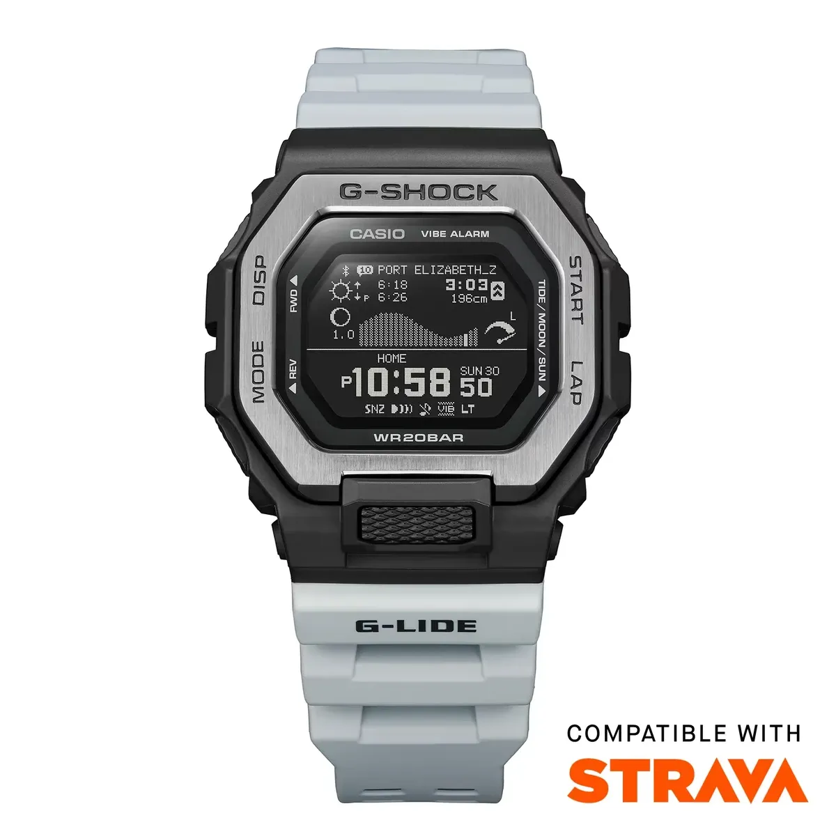 Vista frontal del reloj sobre fondo blanco con logotipo de compatibilidad con Strava en la esquina inferior derecha.
