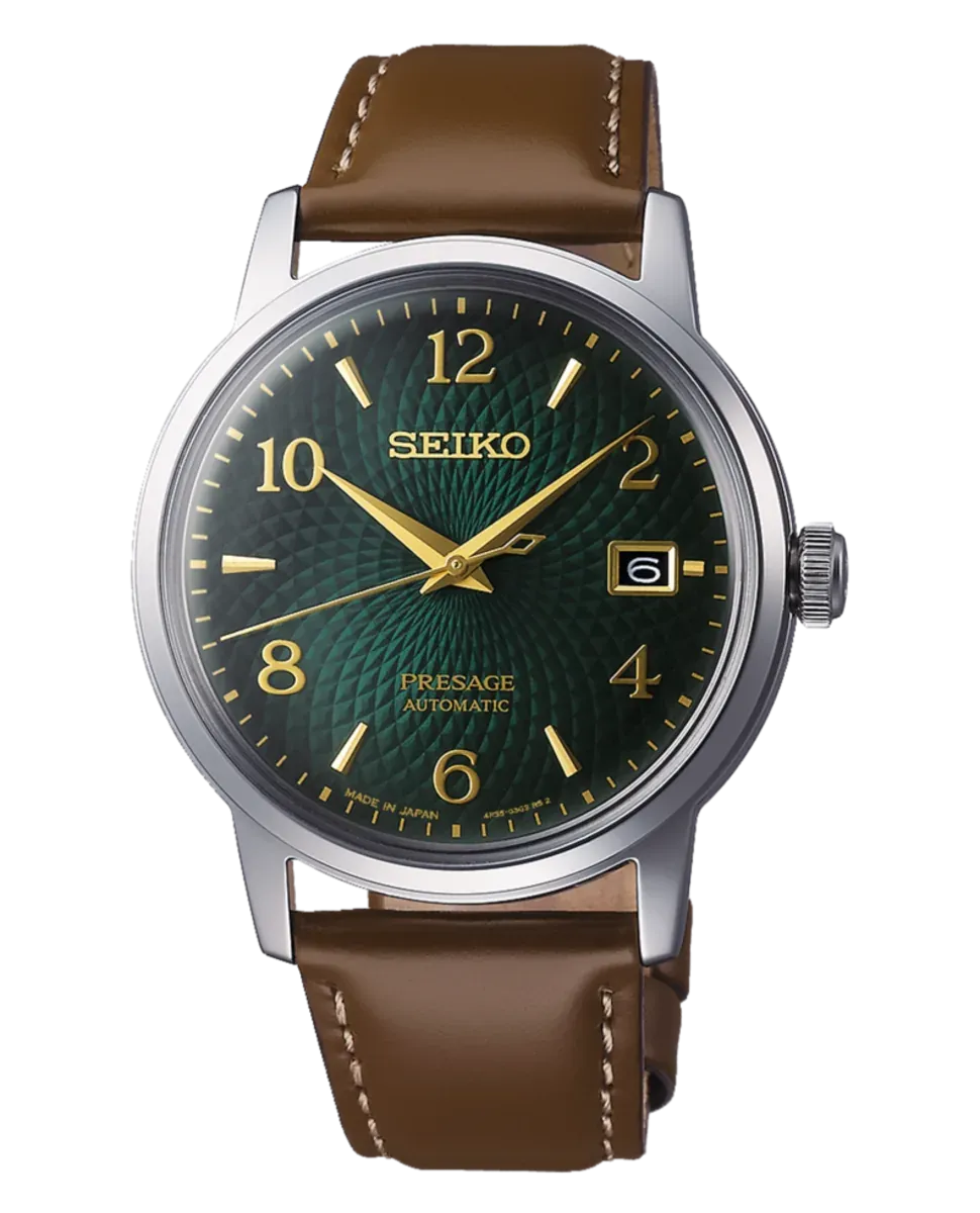 Vista frontal completa del reloj sobre fondo blanco, con esfera verde texturizada y correa de cuero marrón.