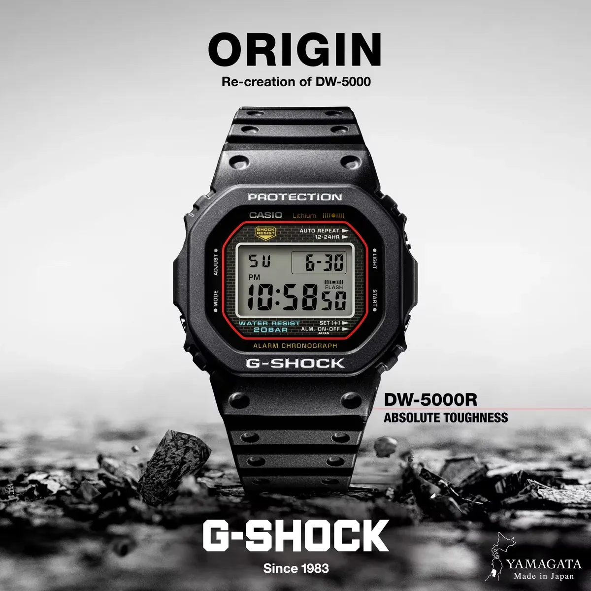Vista frontal del reloj sobre fondo de piedras trituradas grises, con textos publicitarios superpuestos.