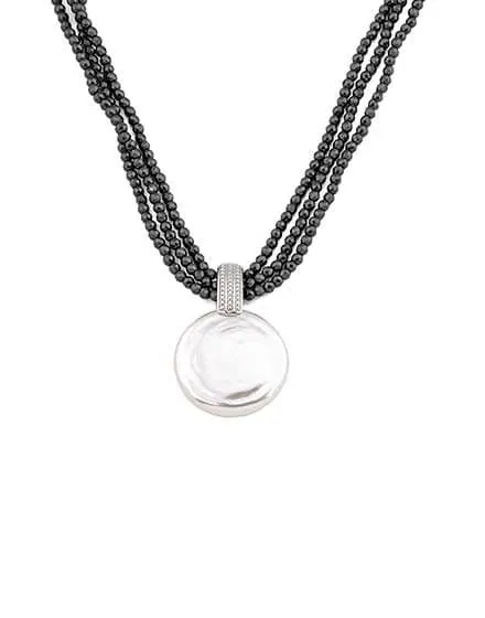 Drievoudige hematietketting met plat wit parelpendant, vooraanzicht op witte achtergrond.