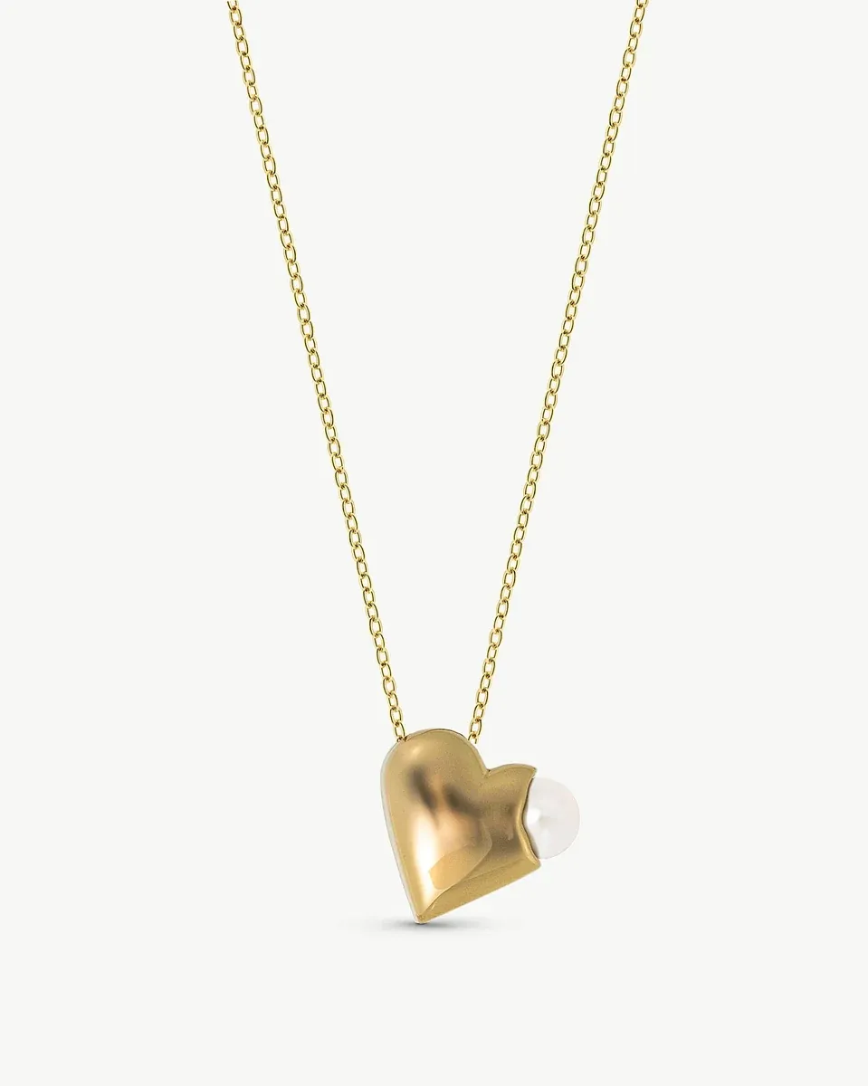 Collar con colgante de corazón dorado y perla blanca, vista frontal sobre fondo blanco.