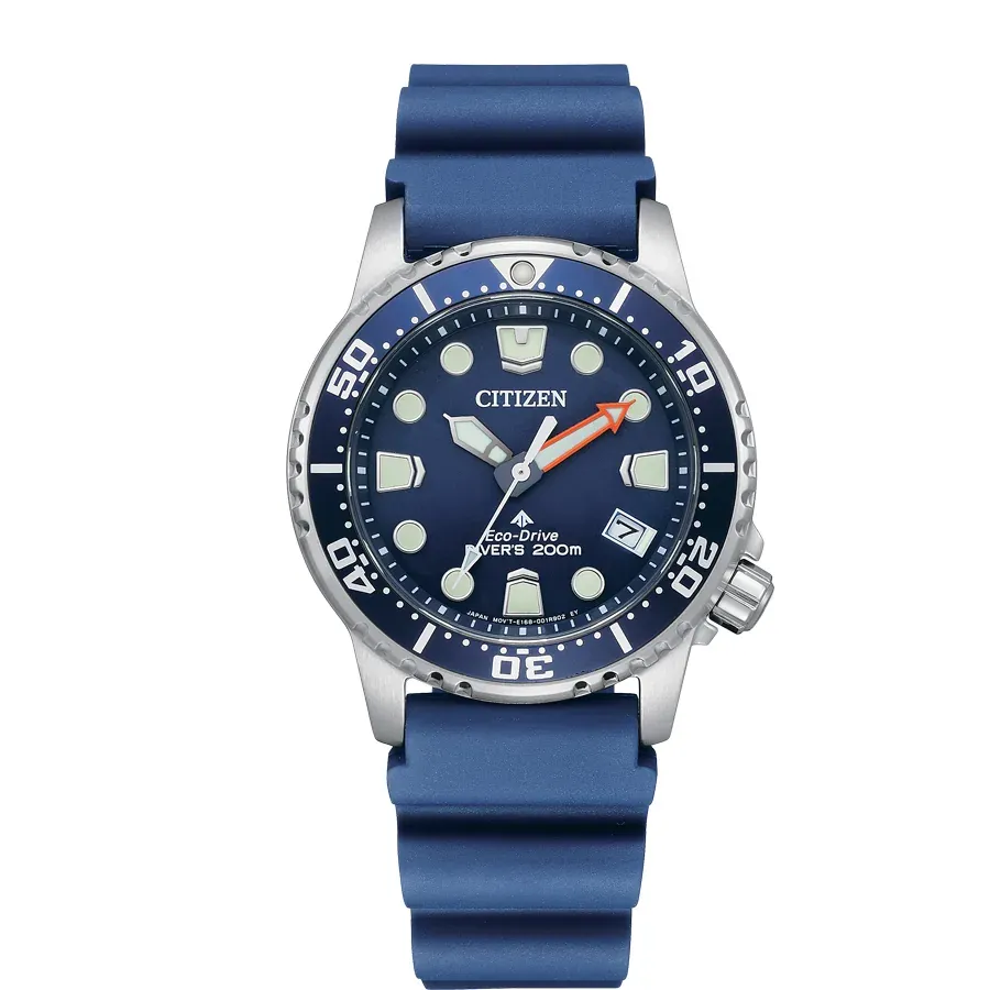 Vista frontal del reloj con esfera azul y correa de caucho, fondo blanco.
