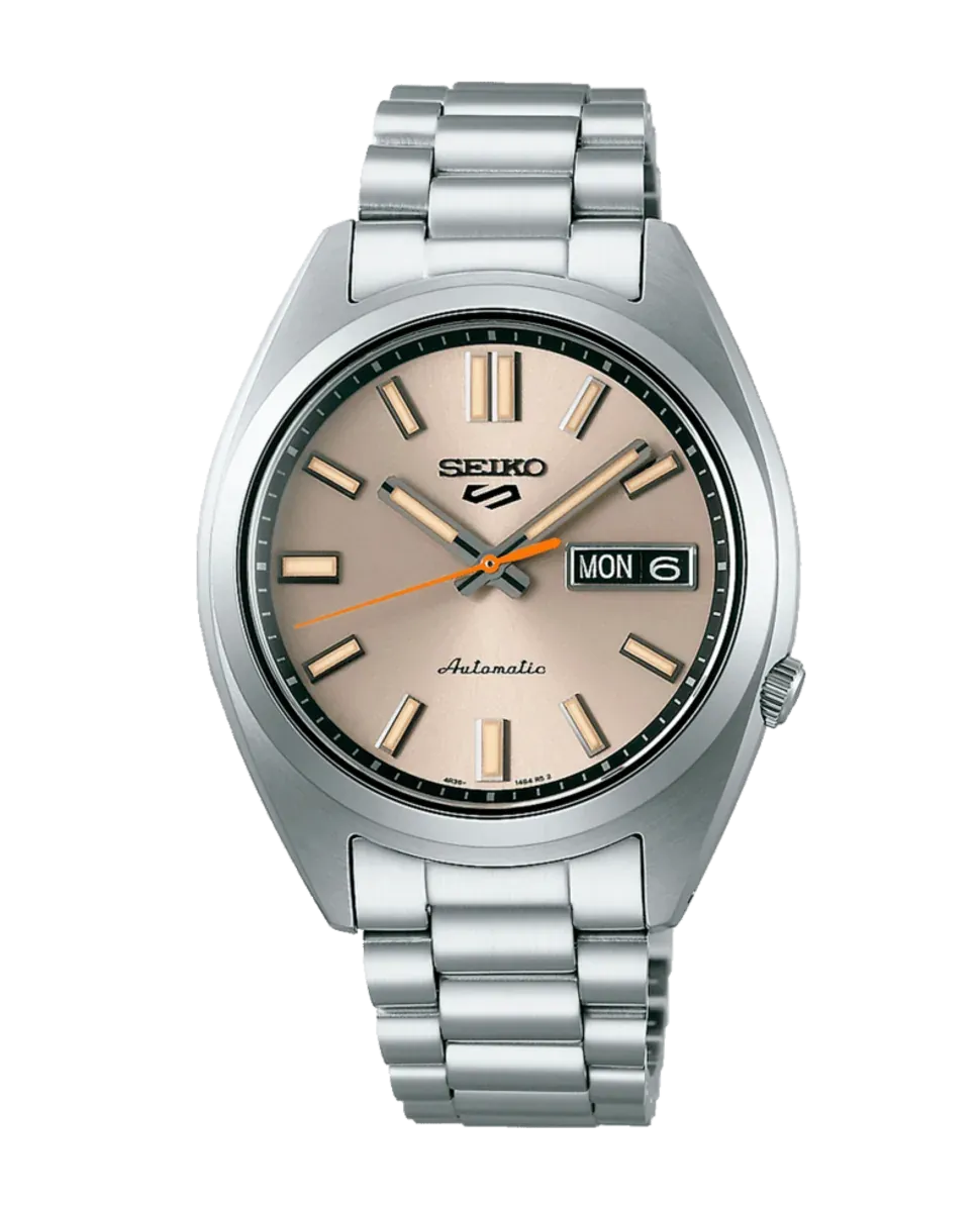 Vista frontal centrada de reloj con esfera beige y brazalete de acero sobre fondo blanco.