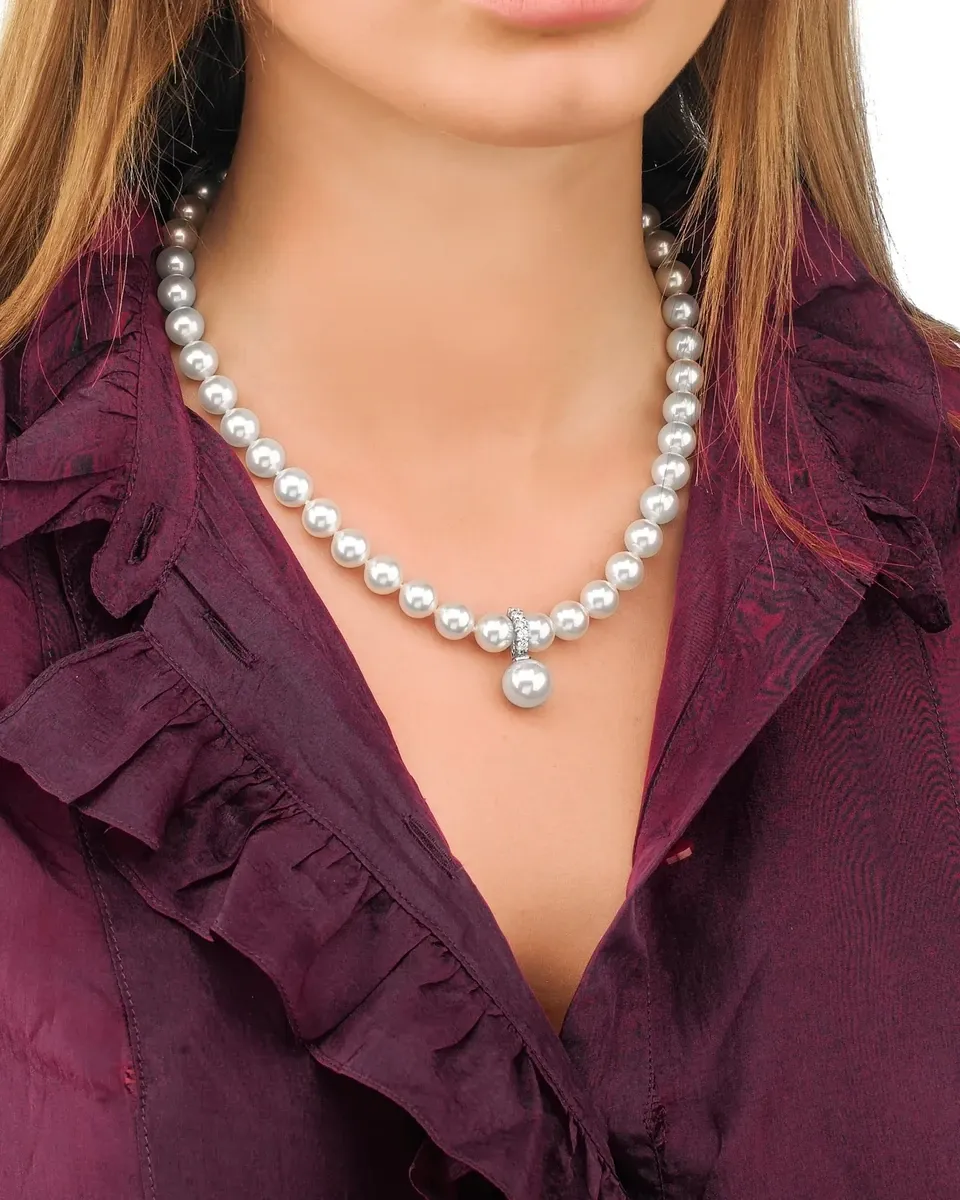 Primer plano del collar puesto en el cuello de una modelo, con blusa color burdeos con volantes.