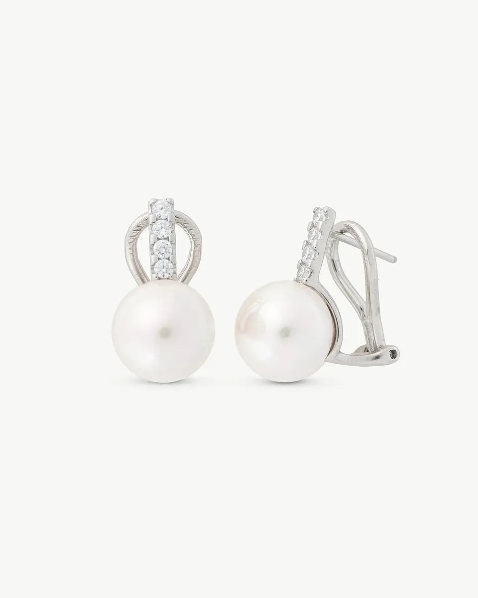 Paire de boucles d'oreilles en perles blanches et serti zircones, vue de face et de profil sur fond blanc.