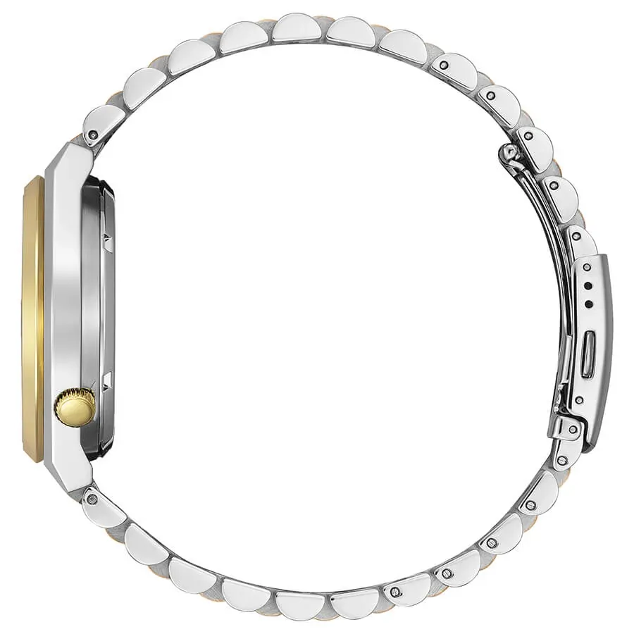 Komplette Seitenansicht der Uhr auf weißem Hintergrund, mit Fokus auf Krone und Armbandschließe.