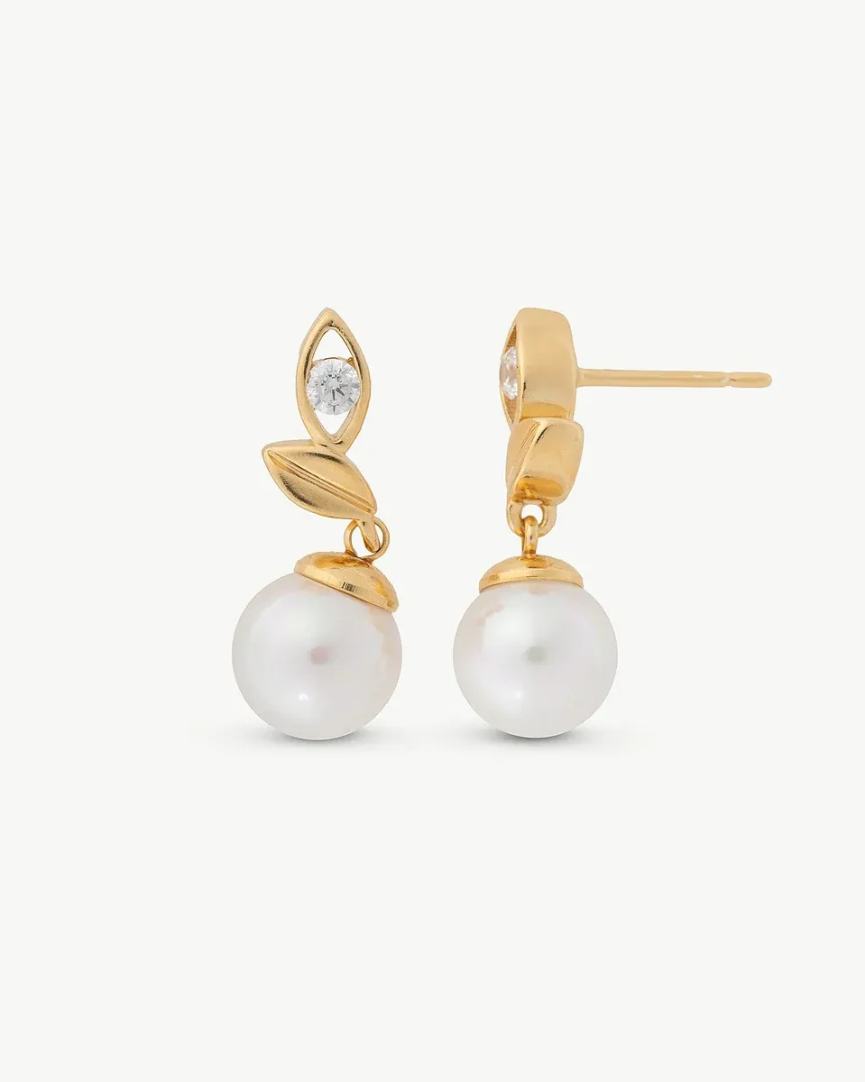 Frontal- und Seitenansicht der Perlen- und Zirkonia-Ohrstecker auf weißem Hintergrund.