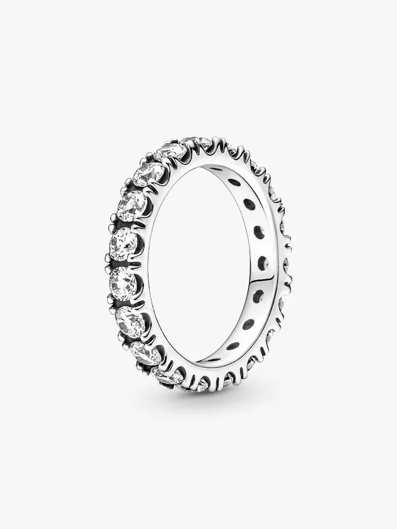 Zilveren eternity ring in zijaanzicht, witte achtergrond, detail van de ingelegde zirkonia's.