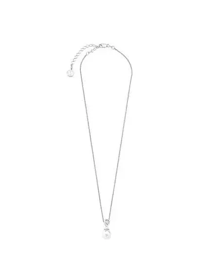 Collar de plata con colgante de perla pera sobre fondo blanco, vista frontal completa.