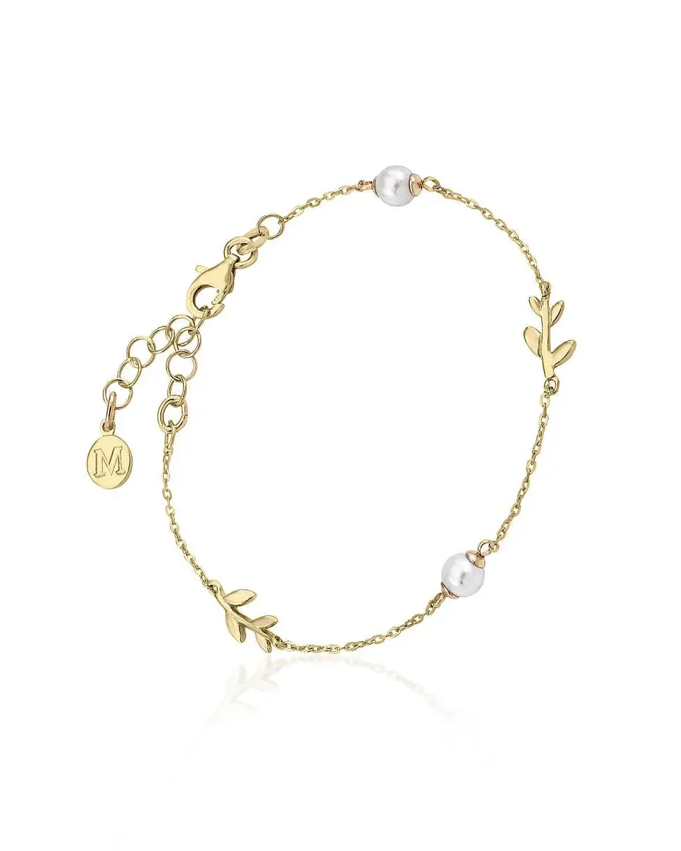 Gouden armband met witte parels, bovenaanzicht op een witte achtergrond.