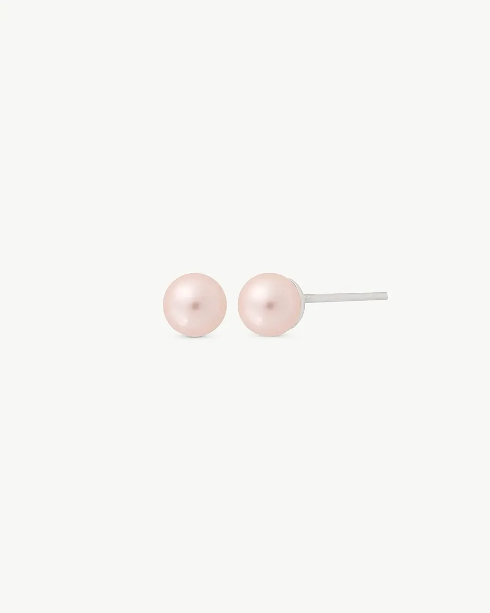 Par de pendientes de perla rosa sobre fondo blanco, vista frontal y lateral con detalle del cierre de pincho.