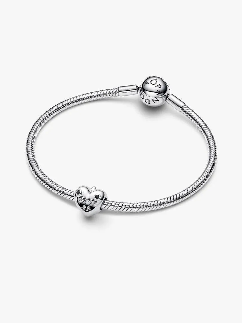 Silberarmband mit Herz-Charm, schräge Draufsicht auf weißem Hintergrund.