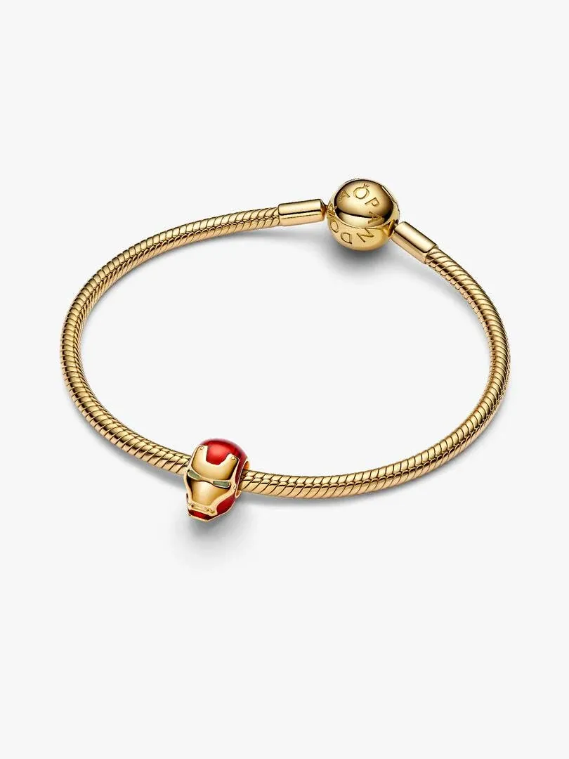 Goldene Kettarmband mit rotem Helm-Charm, schräge Frontansicht auf weißem Hintergrund.