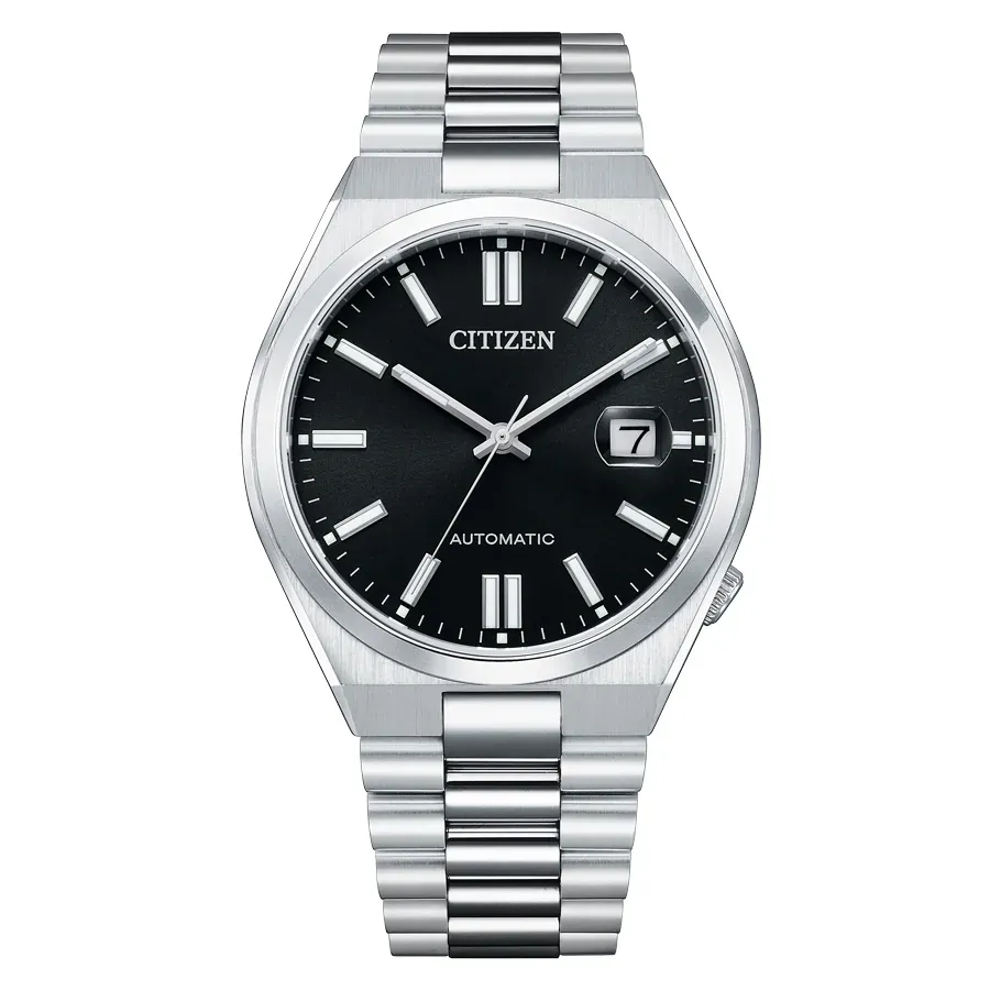 Vista frontal completa del reloj con esfera negra y brazalete de acero sobre fondo blanco.