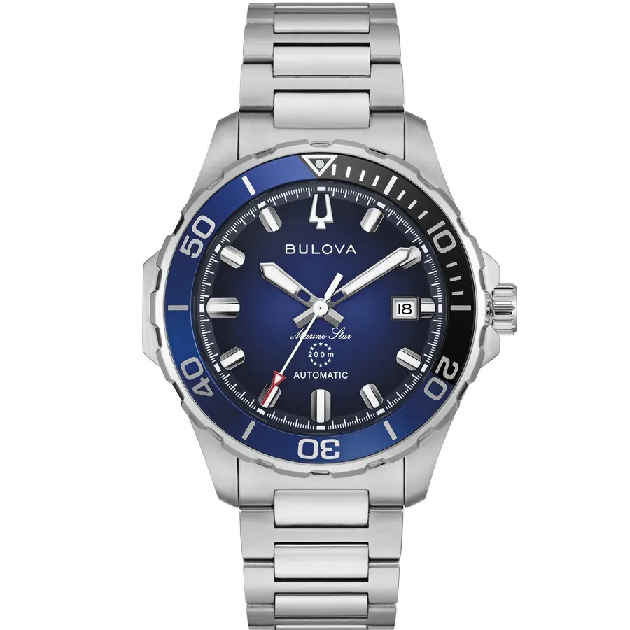 Vista frontal centrada de reloj con esfera y bisel azul, brazalete de acero, sobre fondo blanco.