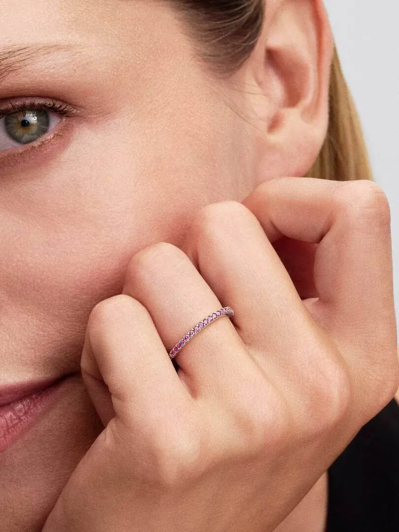 Nahaufnahme des Rings mit rosa Zirkonia am Finger, Seitenansicht an einer Hand.