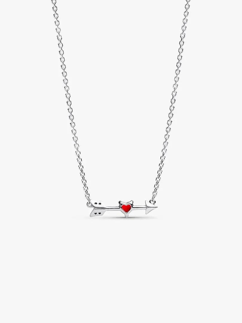 Collier en argent avec pendentif flèche et cœur rouge, vue de face sur fond blanc.