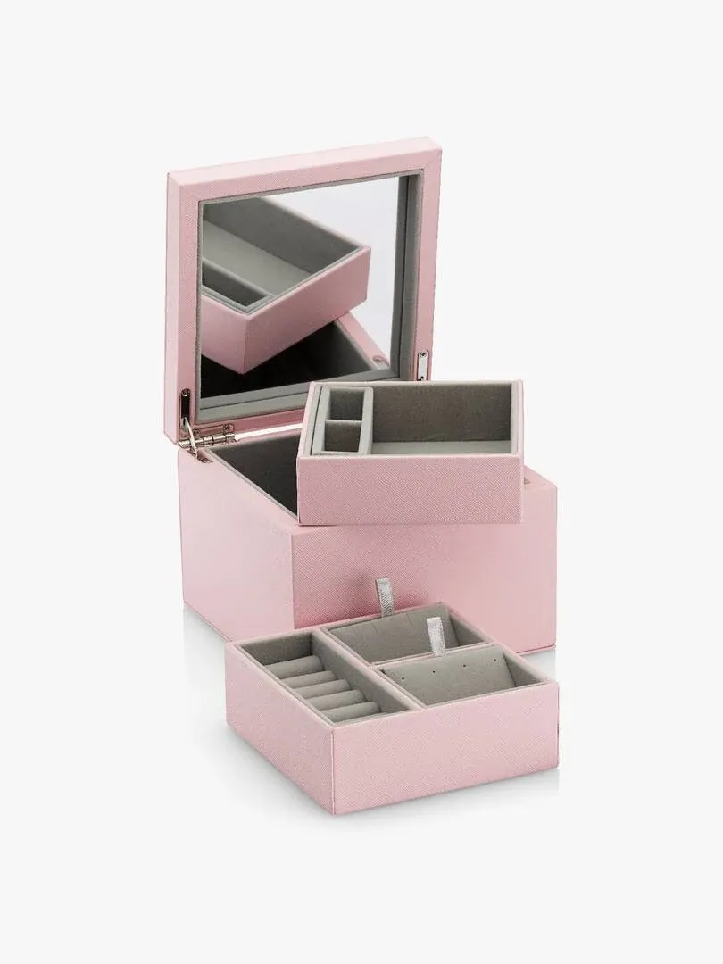 Coffret à bijoux rose ouvert avec miroir et deux plateaux gris amovibles, vue de trois quarts sur fond blanc.