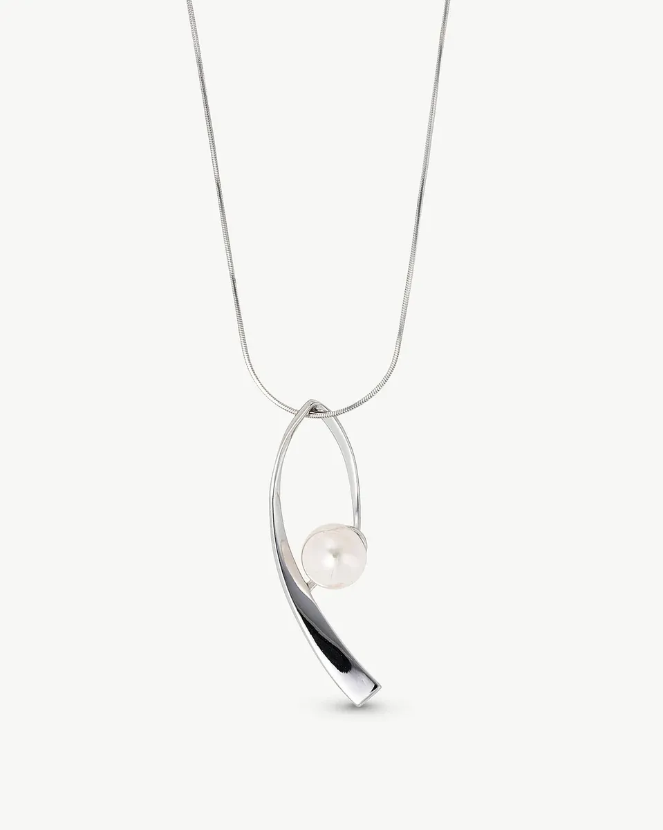 Colgante de perla blanca y plata sobre fondo blanco, vista frontal con cadena extendida.