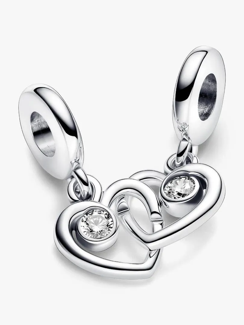 Vue de face des deux cœurs entrelacés avec des zircons sur fond blanc.