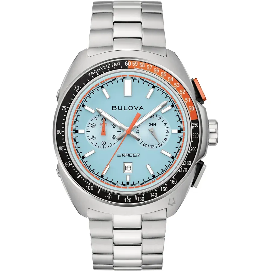 Vista frontal del reloj con esfera azul claro y brazalete de acero sobre fondo blanco.