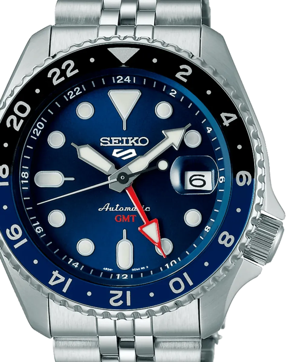 Gros plan du cadran bleu, de la lunette GMT et de l'aiguille rouge sur fond blanc