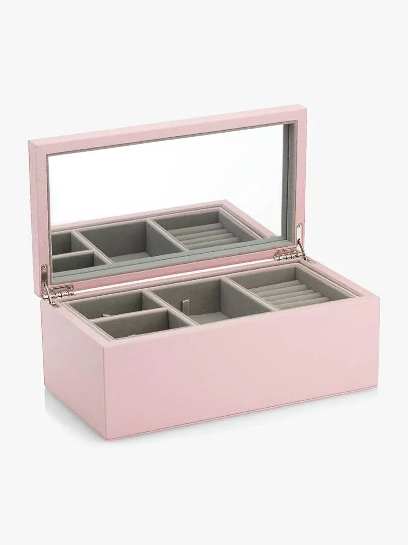 Geöffnete rosa Schmuckschatulle mit Spiegeldeckel, Winkelansicht auf weißem Hintergrund, Innenfächer sichtbar.