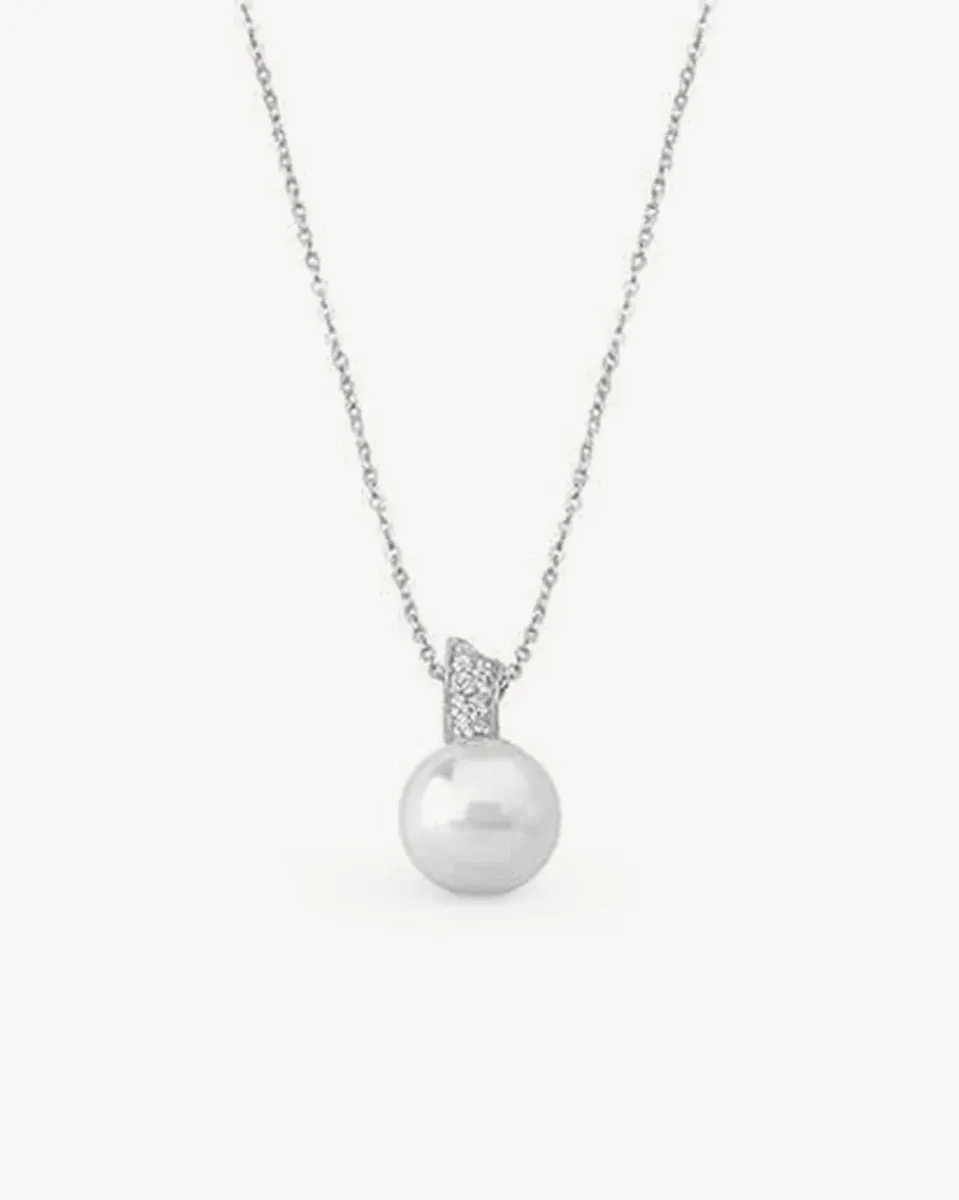 Colgante de perla y circonitas sobre cadena de plata, vista frontal centrada en fondo blanco.