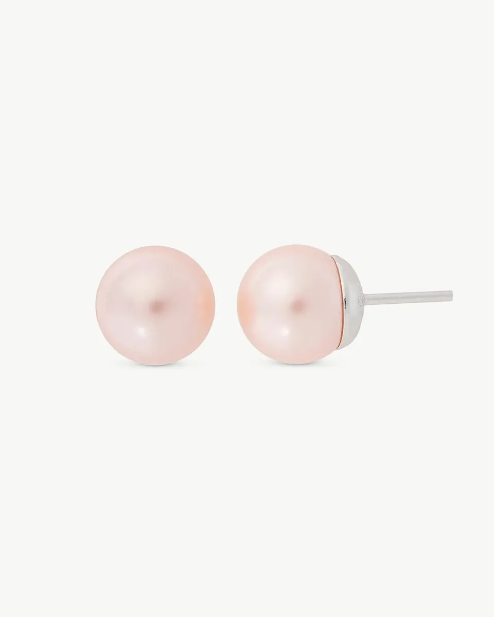 Pareja de pendientes de perla rosa sobre fondo blanco, vista frontal y lateral con detalle del cierre de pincho.