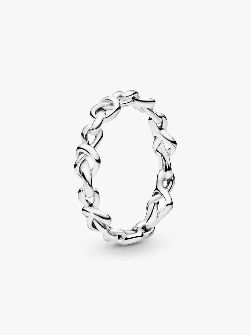 Silberner Ring mit verschlungenem Herzdesign, schräge Frontansicht auf weißem Hintergrund.