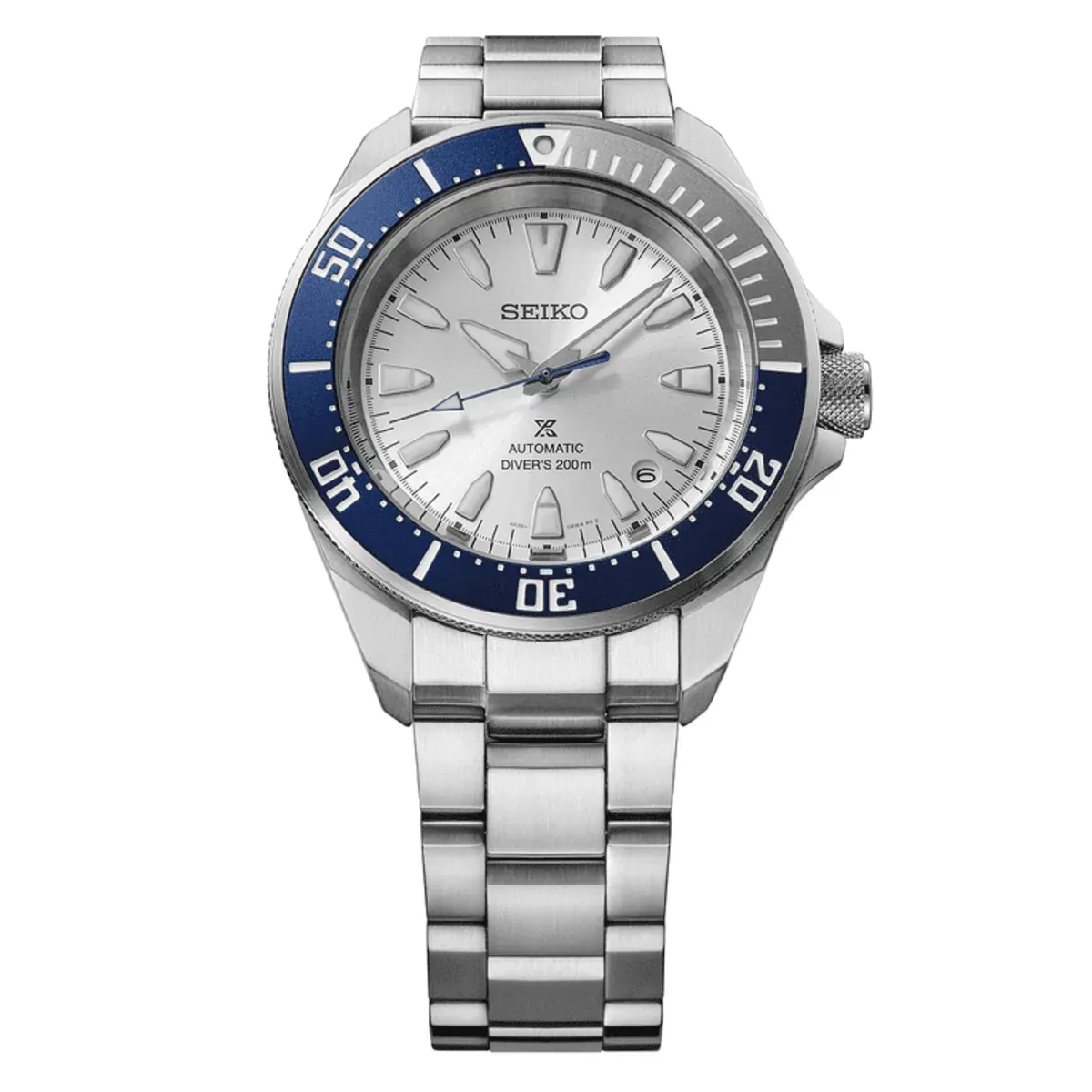 Vista frontal completa del reloj sobre fondo blanco, destacando la esfera blanca y el brazalete de acero.