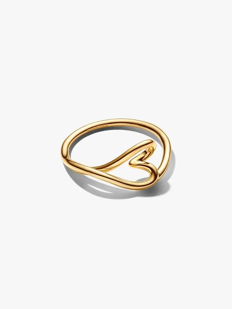 Goldener Ring mit fließendem Herzdesign, Seitenansicht auf weißem Hintergrund.